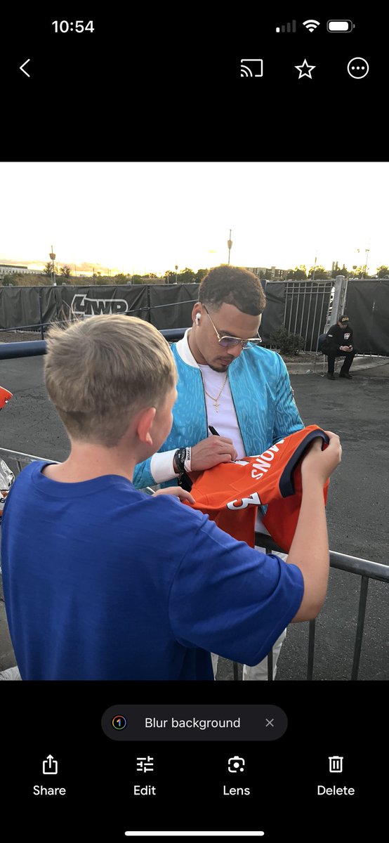 wtfm4's tweet photo. @jsimms1119 Thank you @jsimms1119 for being the ❤️of the Broncos. Win or lose you were out there showing your appreciation for the fans, setting an amazing example for the kids. Thank you. You were the heart of the team and will be missed. https://t.co/kjzlah2QJk