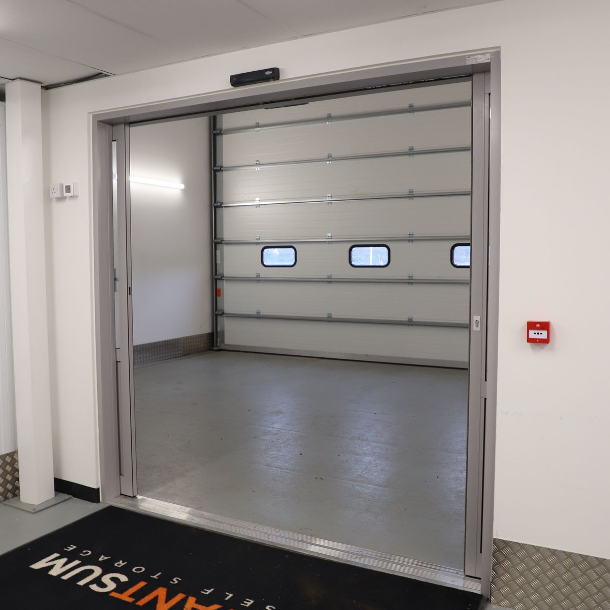 WantsumStorage's tweet image. The weather can be blowing a hoolie, but once you are inside the loading bay, you can close that outer door and unload in comfort.

#selfstoragefacility #loadingbay #wantsumway

Call 01843 848489 to speak to Gordon.
Online quotes: buff.ly/3ORzJ6i