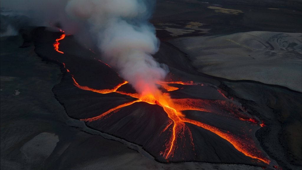 🌋 Earth's fiery wonders continue to captivate us! The latest volcanic eruption in Iceland has created a new lava field spanning over 2 square kilometers. Witness the raw power of nature in action. #VolcanoEruption #GeologicalWonders