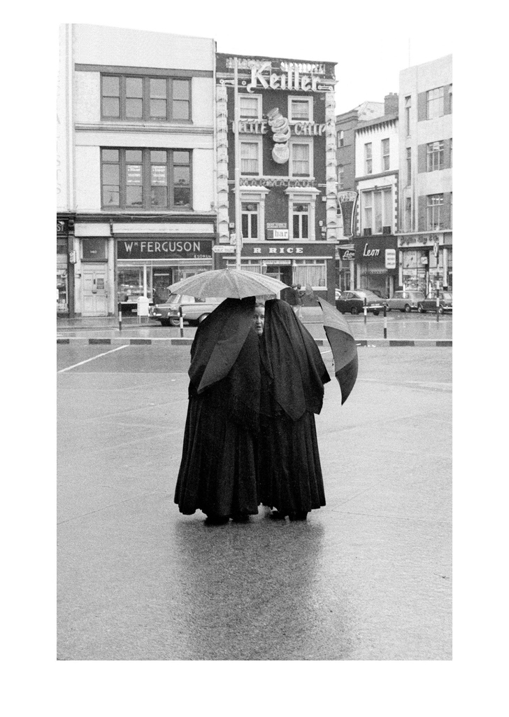 #FlashbackFriday to these nuns having a chin wag near St.Stephen's green, at the sight of the currant shopping centre (circa 1960's) 📷 Bill Hogan from his book 'A Different Dublin', via @currachbooks