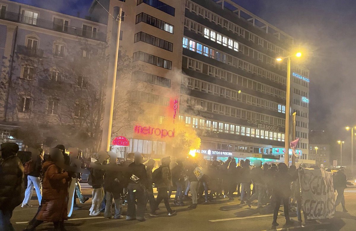 BaselBlock's tweet photo. Unbewilligte Demo zum Weltfrauentag läuft in Basel #bs0803 #basel #InternationalerFrauentag https://t.co/DxXClmAXRU