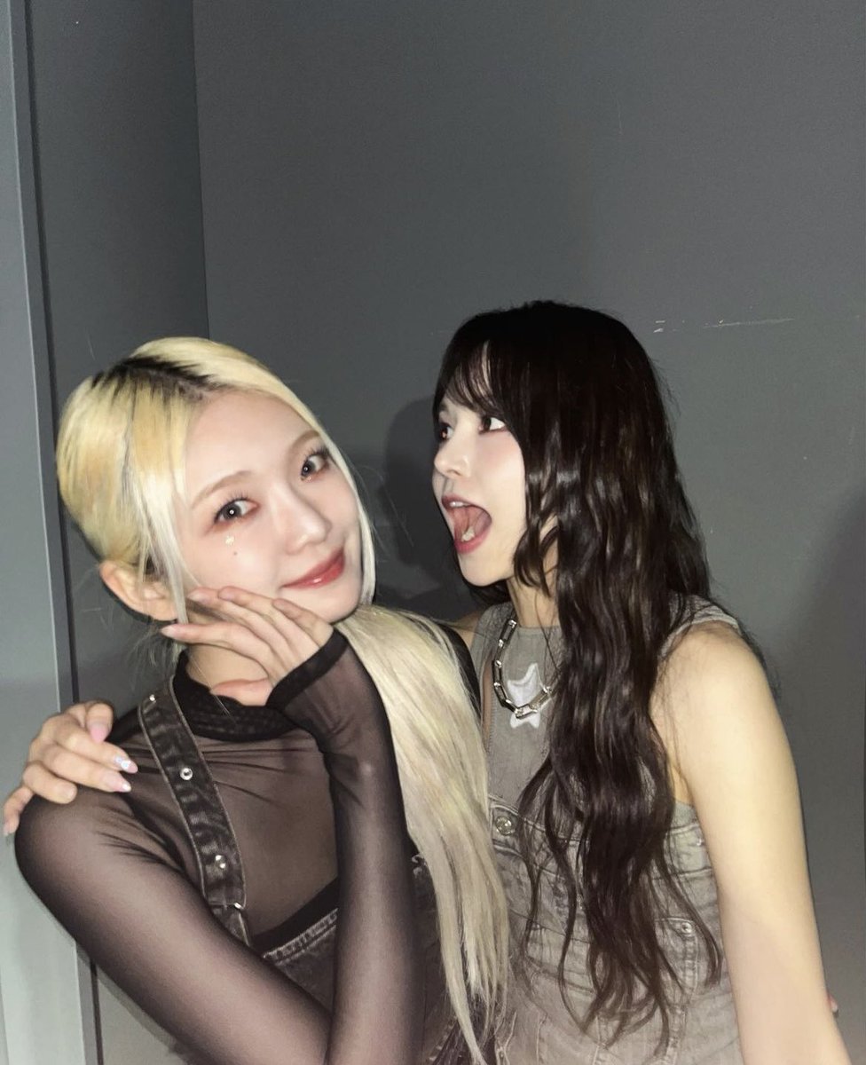 [IG] Atualização de reason._.is_eu:

"Você esperou muito por uma foto tirada com a Onda? 🫣"

#EU #이유 #EVERGLOW
#에버글로우 <a href="/EVERGLOW_twt/">EVERGLOW(에버글로우)</a>