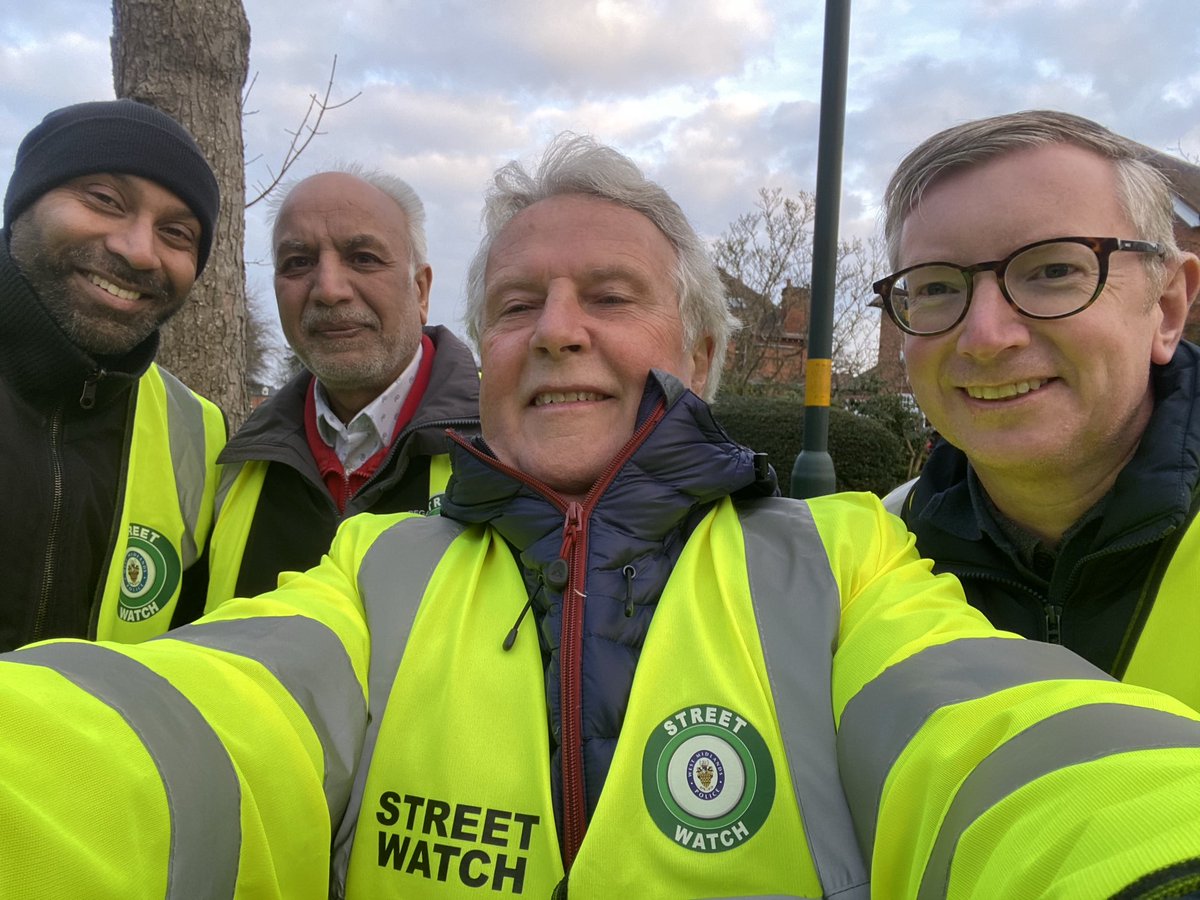 Streetwatch patrol tonight around our part of Moseley despite the cold…spirits were high ⁦@PositivelyMKH⁩ ⁦@StreetWatchWM⁩ ⁦@SpringfieldWMP⁩ ⁦@moseleyinbloom⁩ ⁦@MoseleyHeathWMP⁩ ⁦@MoseleyLabour⁩ ⁦@MoseleyLibDems⁩