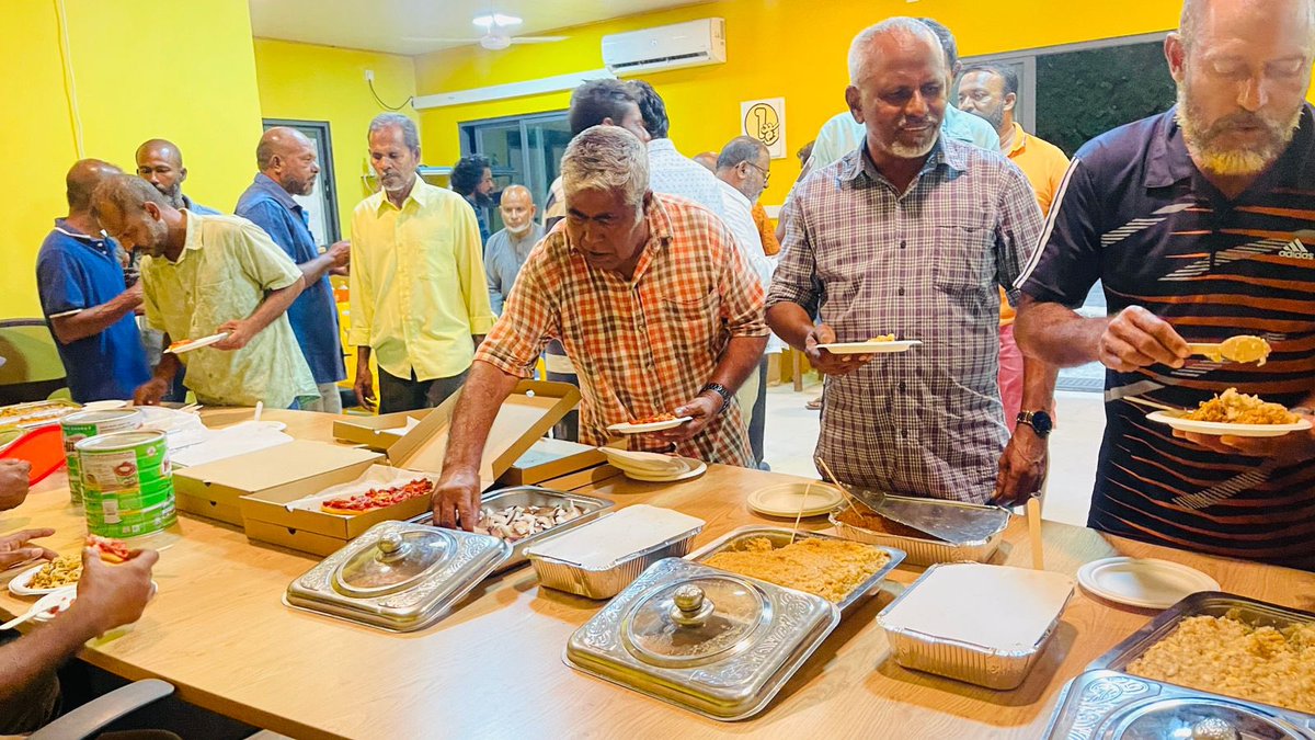 ShareefRangondi's tweet photo. @F_Jameel ge campaign team ge maahefun 
@MDPSecretariat thibee gadhakoh thimarafushee dhaairaa ge gondi nagan fisaari thayyaaru vegen
#voteformdp
Vote for1️⃣☑️ https://t.co/0l5SHZ5QJo