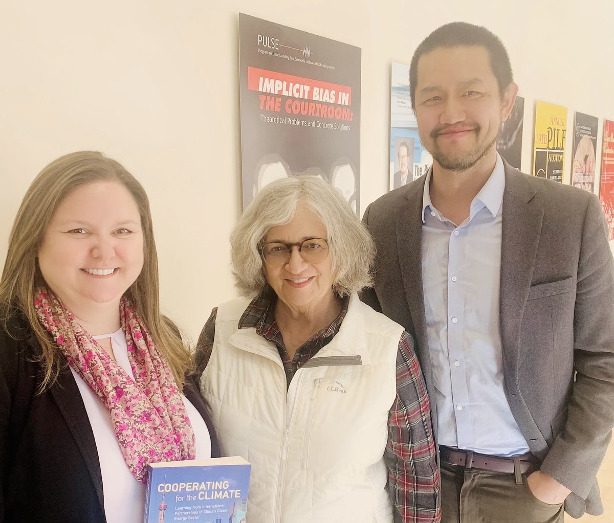 Thanks to @UCLALawEmmett & @greenlawchina for hosting me last week to talk about my book #CooperatingfortheClimate, and to the legendary @MaryNicholsCA for attending! Next stop - @UCBerkeley @CalChinaClimate on 4/4.