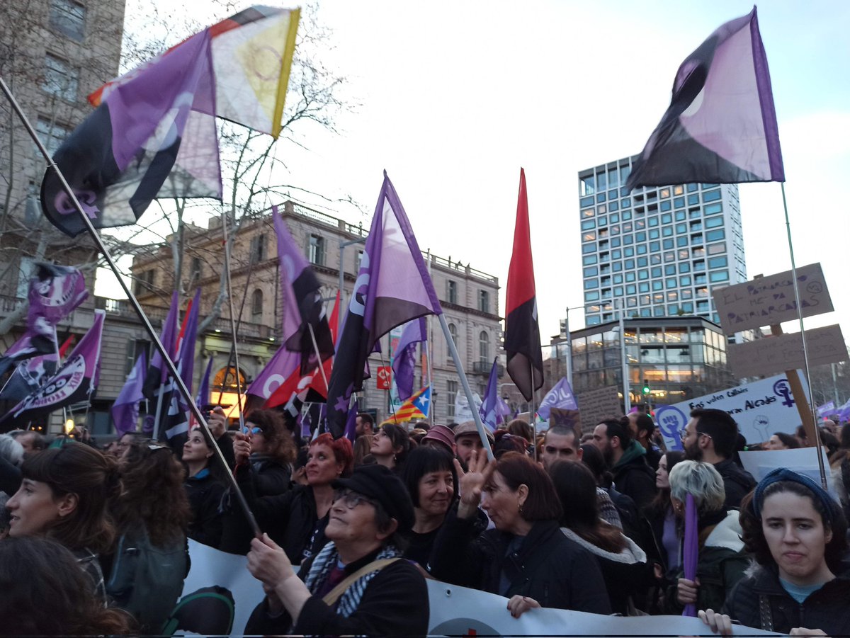 CGTmetroBCN's tweet photo. Estem a la multitudinària manifestació del #8M #VagaFeminista8M
🟣 Fins aconseguir la igualtat real. Fem de la ràbia revolució. Les dones som el futur de la humanitat ⚫ #8M2024 https://t.co/uzx4dnLXz1