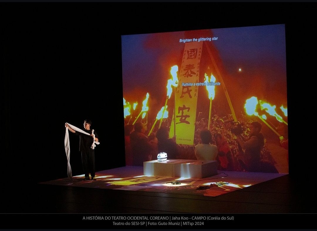 MITsaopaulo's tweet photo. Registros fotográficos da apresentação do espetáculo A História do Teatro Ocidental Coreano, de Jaha Koo, no Teatro do Sesi-SP , dia 03 de março. 
Para mais informações sobre a programação completa da MITsp, visite nosso site: https://t.co/WTY0arYAev

📸 @guto_muniz https://t.co/YziKU9Tzop