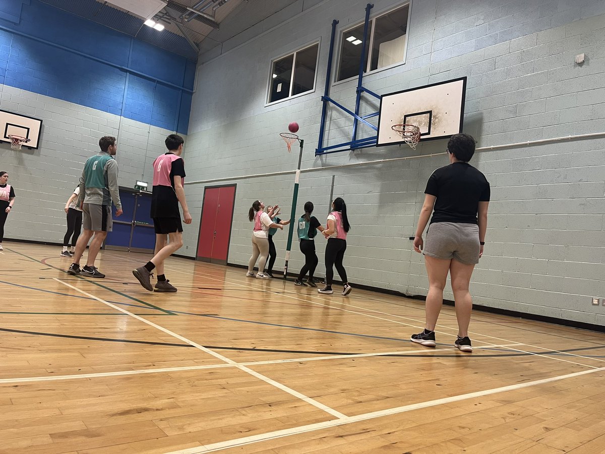 What better way to finish a busy week at @RosshallAcademy than with a very competitive Staff vs Pupil Netball game 🤣 It was fast & furious! Well done to the students from S1 right up to S6 for coming along & playing some great netball! Team @RosshallHWB we did well 😅