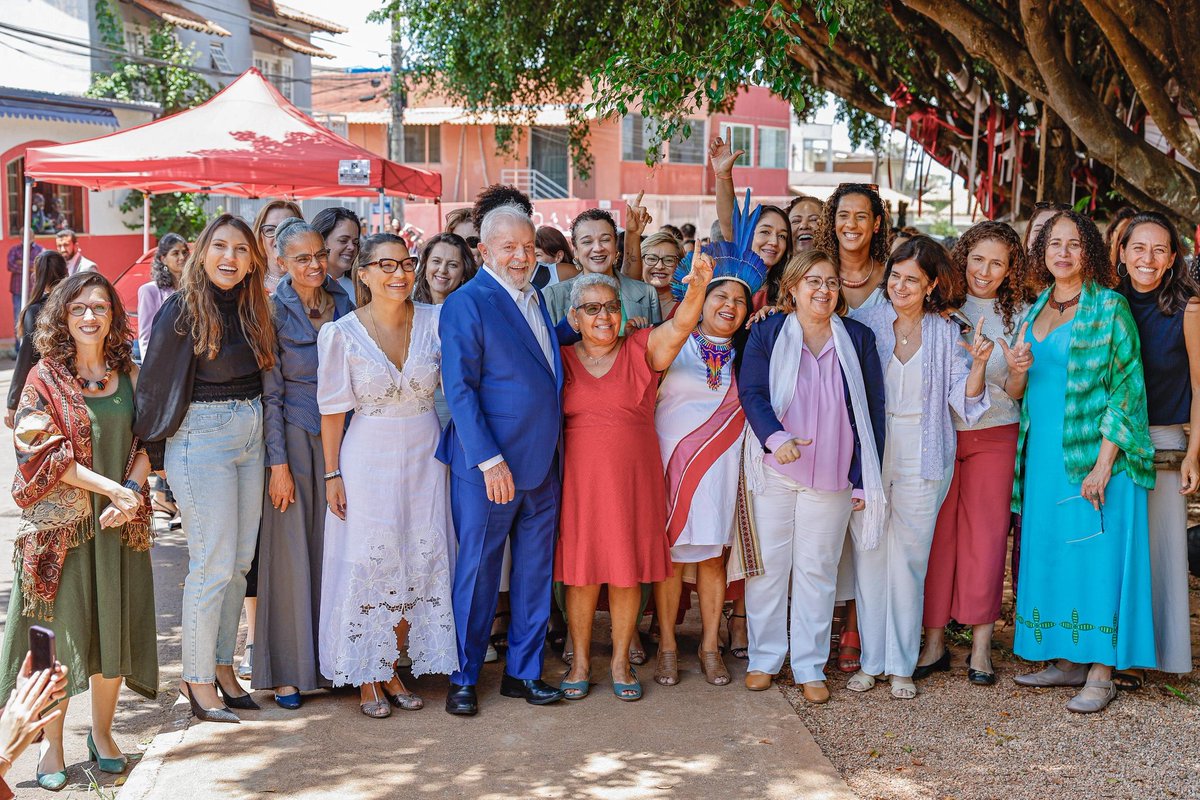 Foi uma enorme alegria participar com outras ministras e mulheres líderes na esplanada do almoço com o presidente pelo Dia das Mulheres. Almoçar no Tia Zélia, restaurante liderado por essa mulher que é um exemplo de luta pela conquista de espaço na sociedade, é uma grande honra!