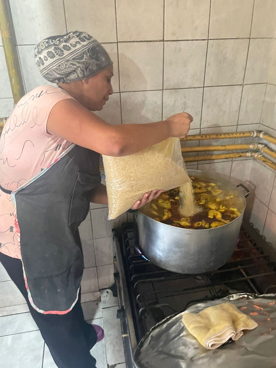Compartimos el #DiaDeLaMujer cocinando junto a las mujeres de San Cayetano, ubicado en el barrio Ludueña en la ciudad de Rosario. La organización, compuesta por más de 120 mujeres, brindan alimentos diariamente para 220 familias.