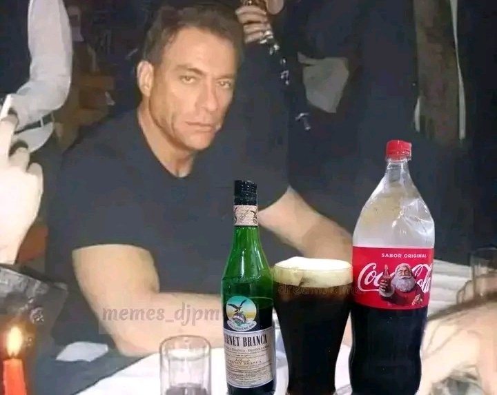 -Te saco un poco de coca para los chicos sabes?
-