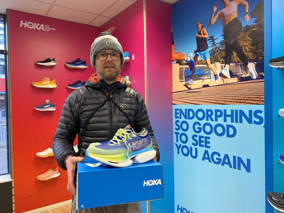 The legend that is ⁦@martyrea23⁩ - primed and good to go for pacing 3 hours ⁦@LondonMarathon⁩ ⁦@hoka⁩ #Hoka #PureRunning 🌟🙌