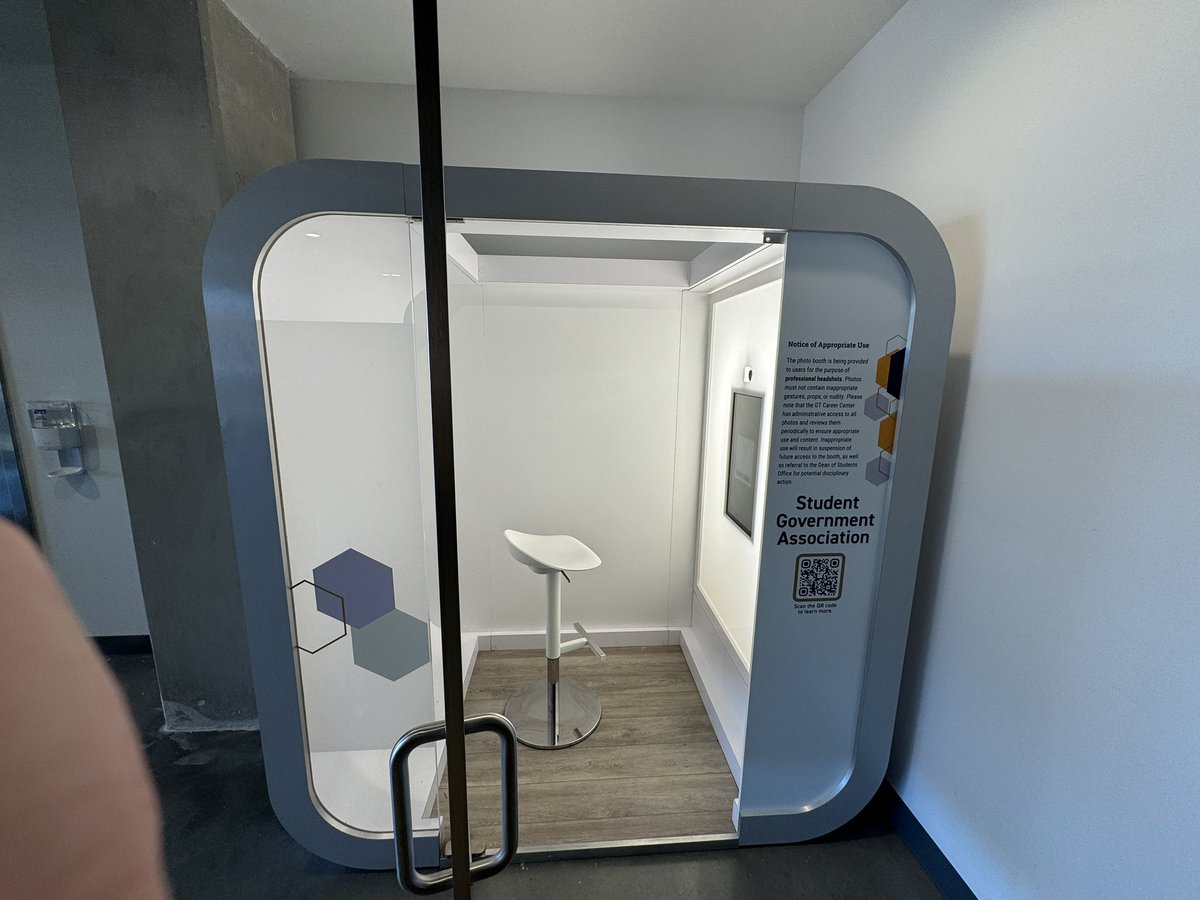 GeorgiaTech's tweet image. A professional headshot booth has opened up in the John Lewis Student Center on Georgia Tech&apos;s campus. The Iris Headshot Photo Booth condenses a full studio into a modern 20 square foot space with lighting and an automated interface. The booth is free for students 📸👔💯