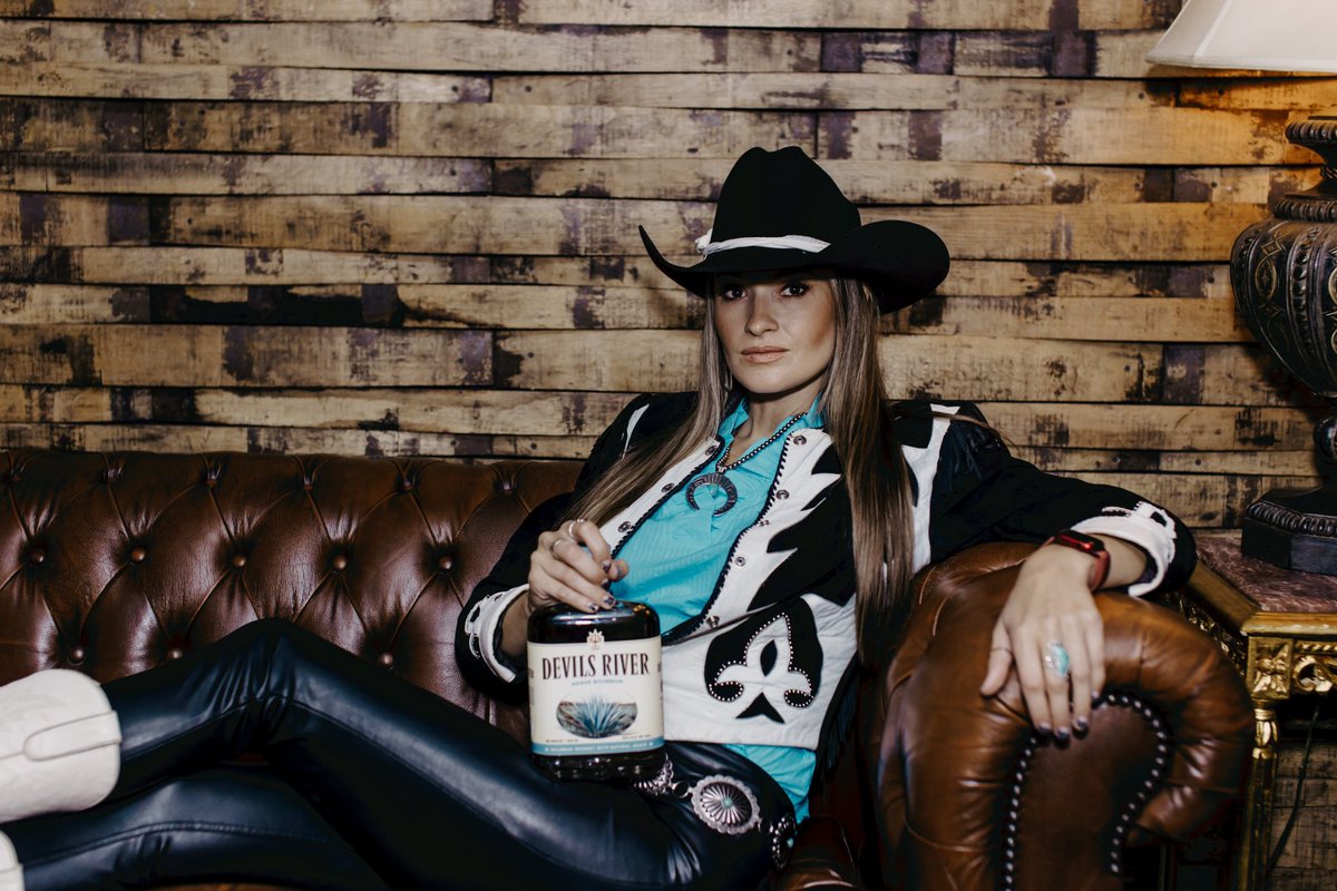 BriBagwell's tweet photo. 🥃 Cheers to all the women out there, chasing dreams, chasing kids, chasing whiskey with… oh. No need to chase the Agave Bourbon! Y’all inspire me, and cheer me on. I try to do the same. Happy #internationalwomensday! #sinresponsibly @DevilsRWhiskey
📸: @TWINtyphotog https://t.co/7ZuKOG4gNw