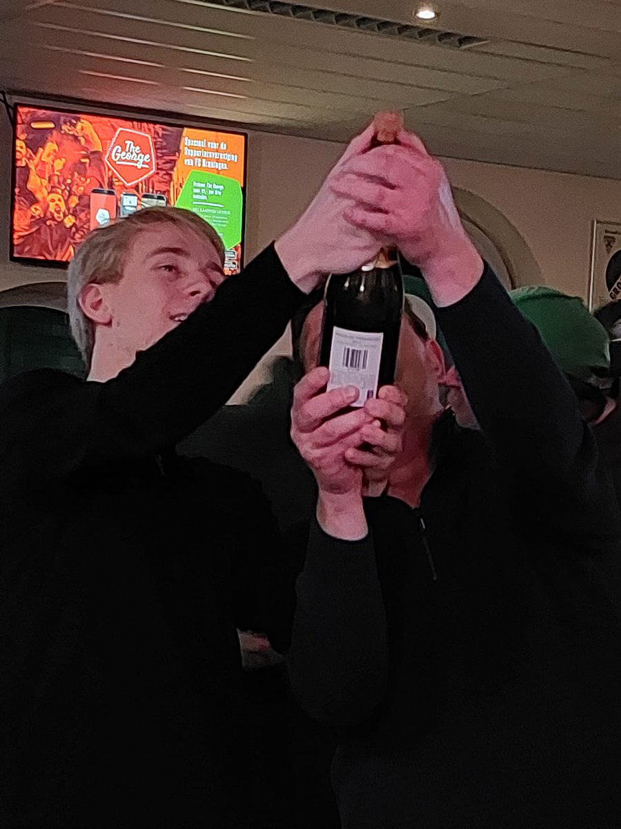 HermanBos10's tweet photo. Alvast een voorproef voor het behalen van de 3e periode die wij eigenlijk niet meer kunnen ontlopen. Bedankt Thijmen om dit als Groningers met Groningers te mogen vieren. #gromvv @thijmenblokzijl https://t.co/5r8bcjlfly