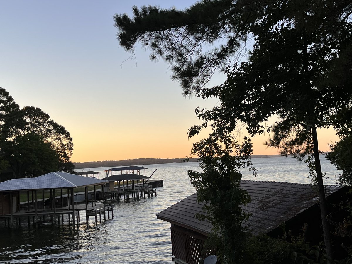 Love getting to start and end my days with this view😎🌅

#lakelife #lakeliving #lakelifestyle #atthelake #onlaketime #lakebuchanan #lakelbj #lakemarblefalls #inkslake #odessatx #midlandtx #texashillcountry #marblefallstx #texasstyle #horseshoebay #horseshoebaytx