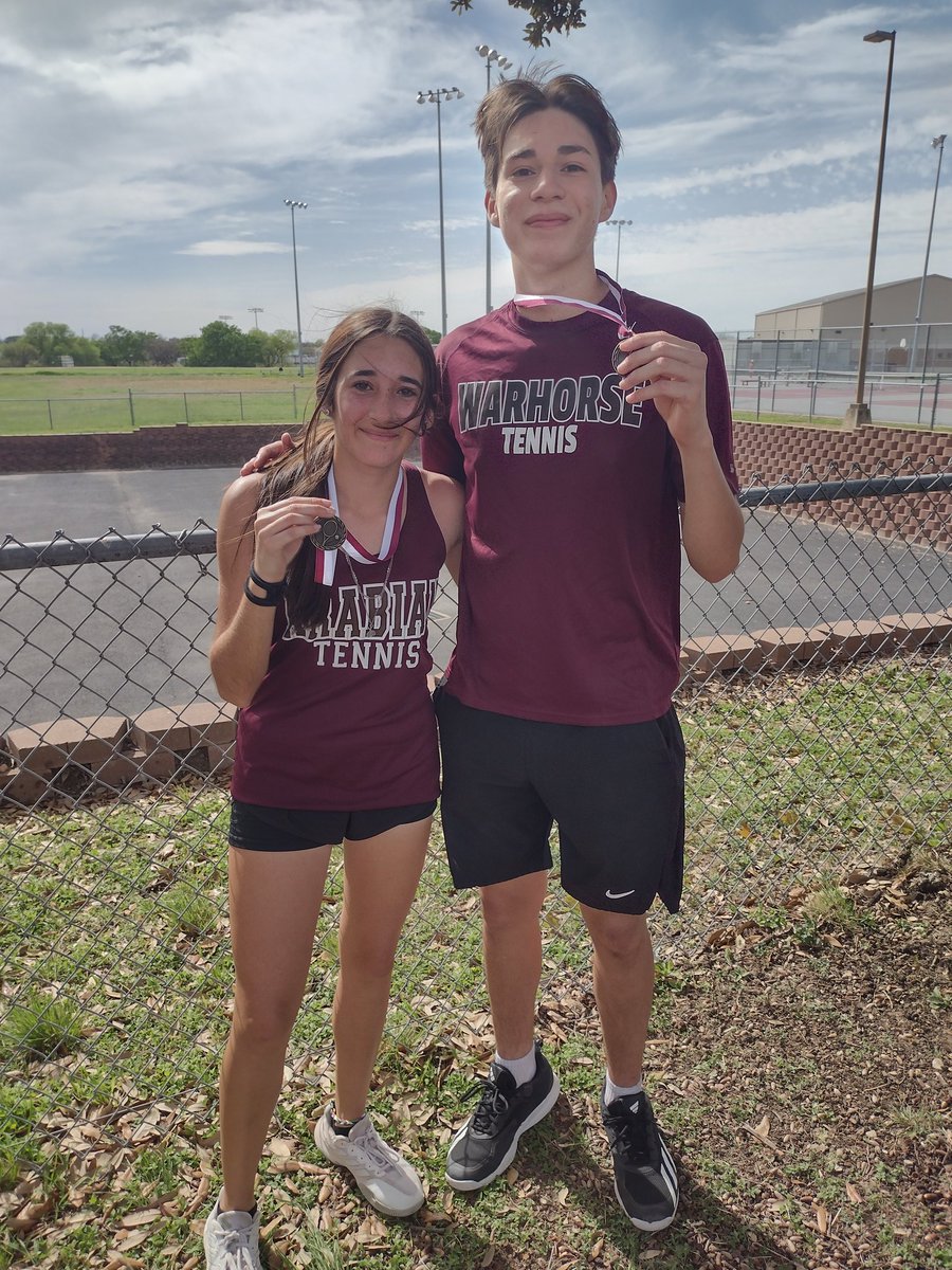 Great outing for varsity @ Uvalde today!
1st place as a team
Kelsey 🥇
Jeremy 🥇
Adam/Lily 🥇