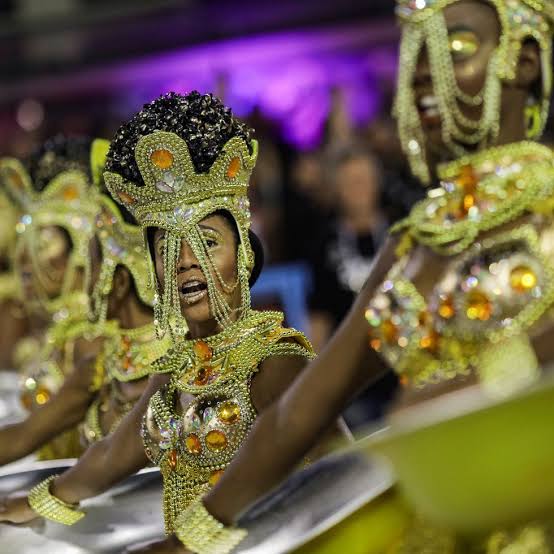 adrpxds's tweet photo. AS MULHERES E A VIRADOURO ❤️🤍👑

Esse ano se falou sobre a identificação da Viradouro com enredos femininos. Então, nesse 8 de março decidi trazer algumas das figuras que a atual campeã do carnaval do Rio de Janeiro já homenageou. #8M

🧶Segue aí o fio e vamo lá! https://t.co/FK2306a57f