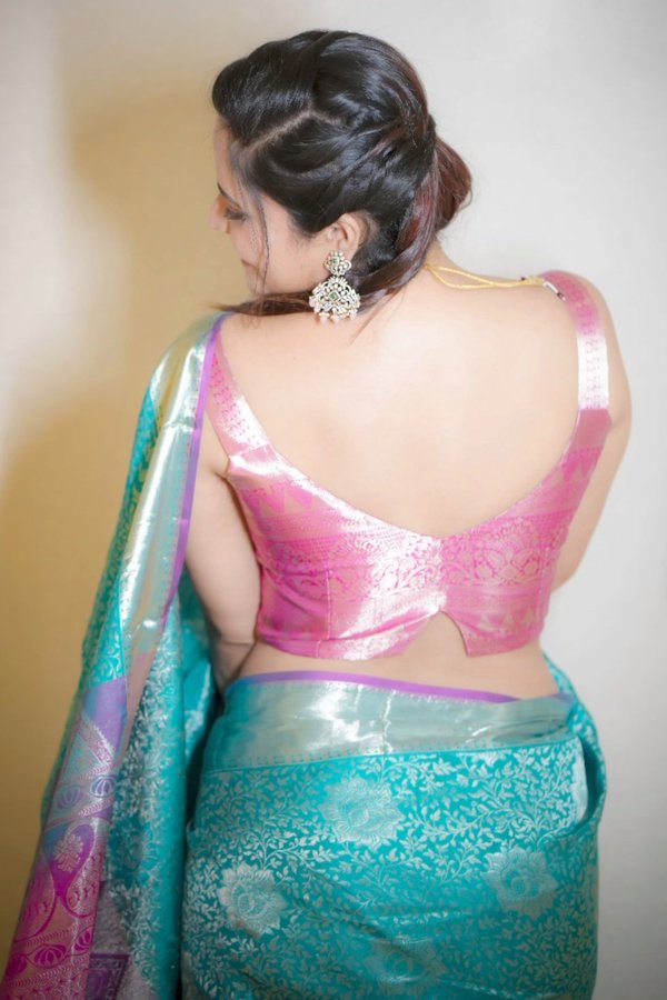 GIL1DymbAAAHEsl?format=jpg&name=900x900