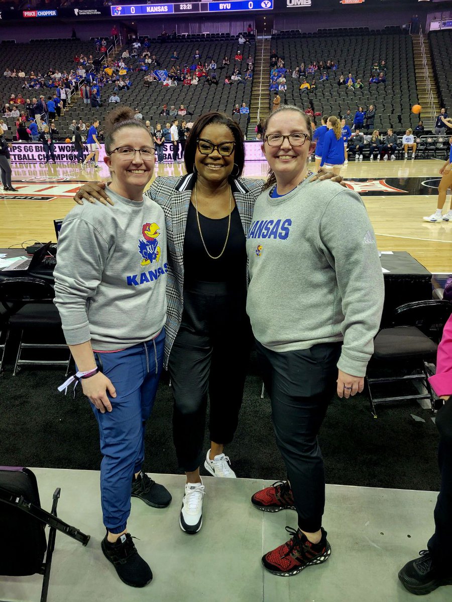 LindsiJackson's tweet photo. Day made! Thanks for taking the time to take a picture with us @airswoopes22 and for replying to my tweet 🤭 https://t.co/A5bMUJx7DH