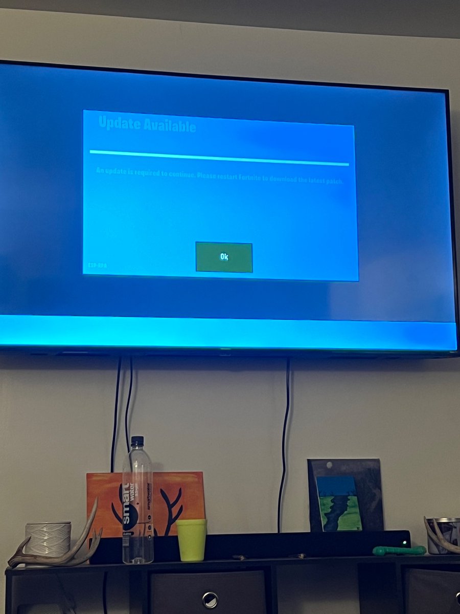 cdet1357's tweet photo. @FortniteStatus I’m on ps4 and fully updated why is this popping up still??? https://t.co/Tp1HtIT5UX