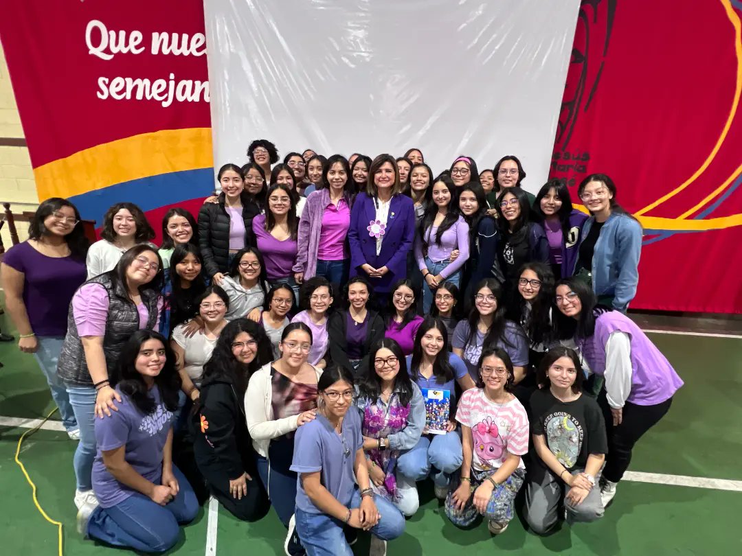 Por el #DíaInternacionalDeLaMujer, <a href="/KarinHerreraVP/">Karin Herrera</a> estuvo en el Colegio Belga, donde realizó sus estudios, para reiterar el compromiso con promover la participación de las mujeres en la ciencia y la educación.

Salgamos adelante con un país inclusivo y equitativo. #8M