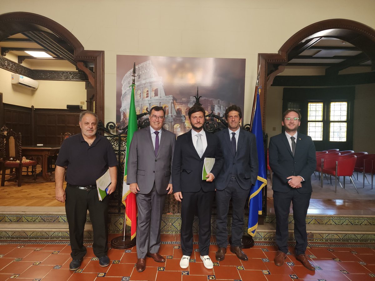 El CG Marco Bocchi y el Diputado italiano por Sudamérica Franco Tirelli recibieron hoy a autoridades de la Municipalidad de Concordia. Se abordaron temas comerciales, científicos y culturales para fortalecer los vínculos🤝existentes, trabajar juntos y promover intercambios con 🇮🇹