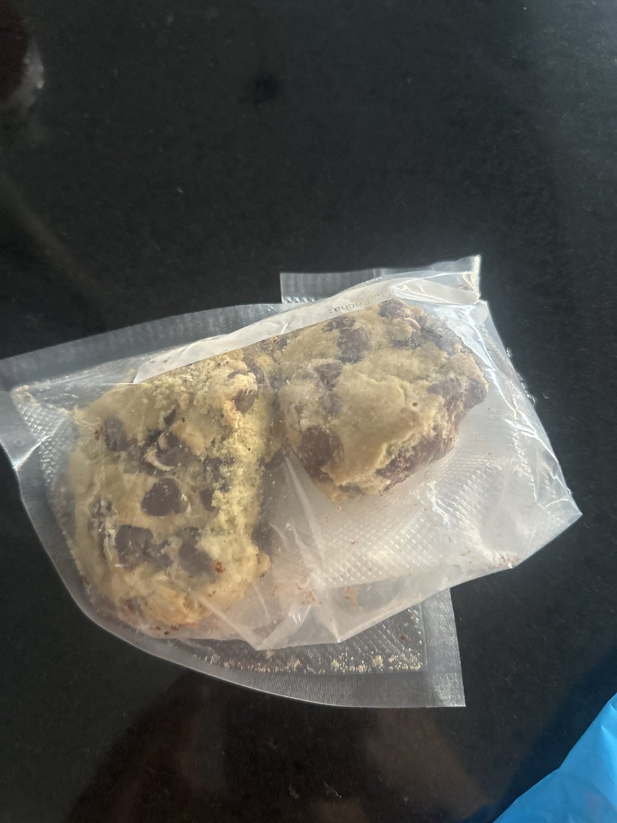 yerimua's tweet image. Gudi olvido unas galletas mágicas en mi casa y las encontré mosdisqueadisimas 😭🤣 creo q doña lucy creyó que eran de las normales 🥹