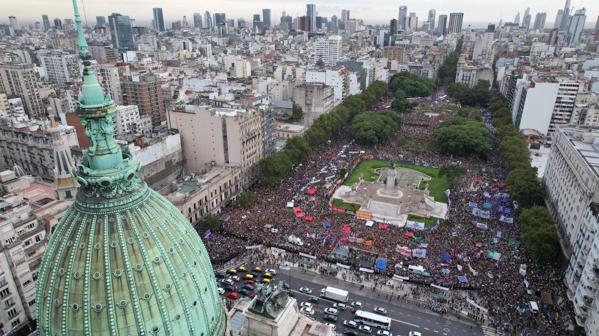Elipersky's tweet photo. Fue masivo, pacífico, alegre, político.
La puebla unida jamás será vencida 💚💪
#8M #ParodeMujeres https://t.co/uLs5sdS8Hn