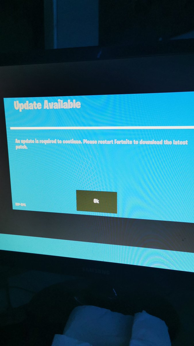 Chillerkeks86's tweet photo. @FortniteStatus Nice Update on Xbox🤦🏼‍♂️ https://t.co/jeaimWiCTY
