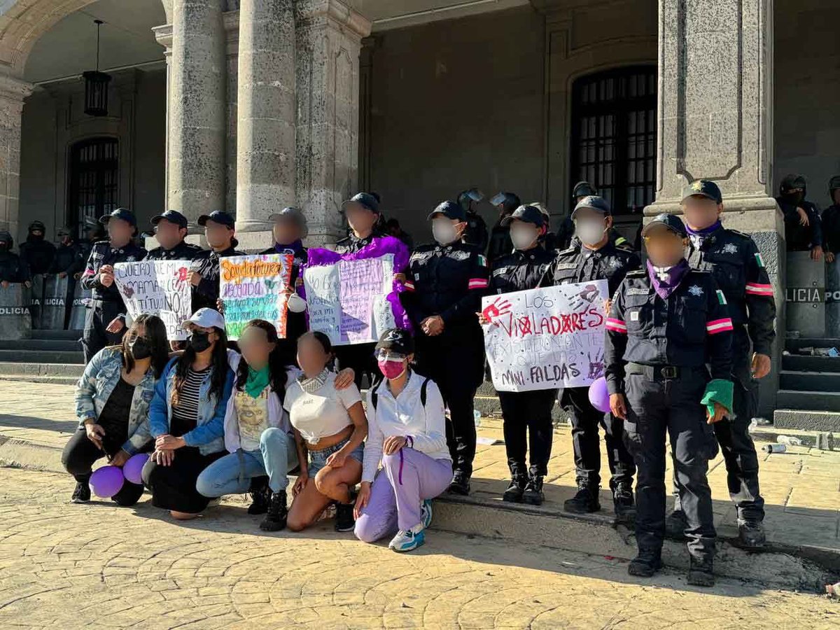 AAndradeTellez's tweet photo. #SomosMásLosBuenos

Mujeres de la #PolicíaEstatal resguardan y garantizan la seguridad durante las marchas con motivo del #8M. 

A pesar de las agresiones e incidentes registrados el día de hoy, nuestras compañeras actúan con sororidad, empatía y absoluto compromiso de salvaguardar la dignidad de quienes hacen uso de su legítimo derecho a la libre expresión.