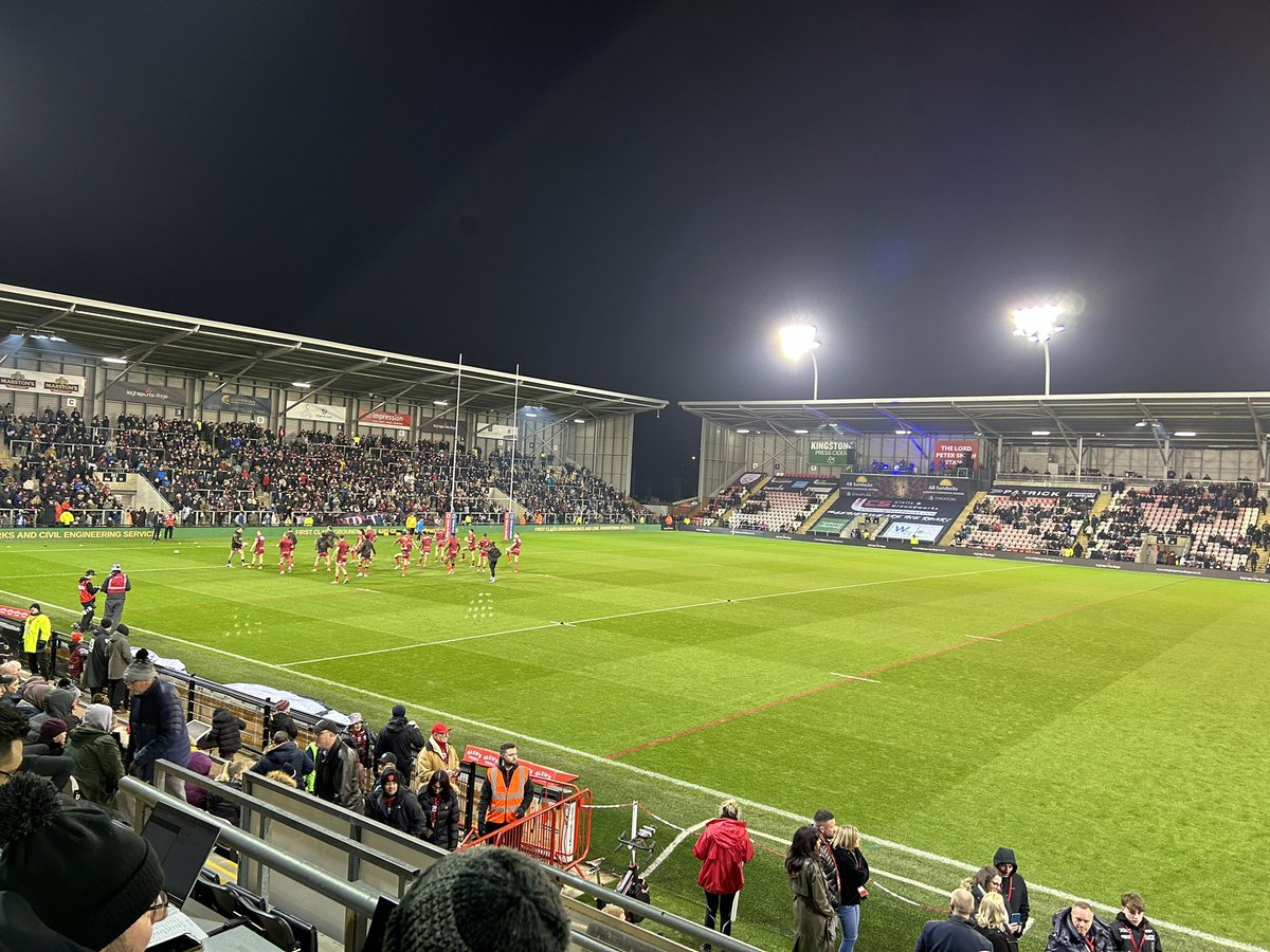 matt_newsum's tweet image. Another hand-numbingly cold night. Thank goodness the rugby league should be good. @SuperLeague commentary on @5liveSport Extra of @LeighLeopardsRL v @leedsrhinos with Warrington's @ratch06 - build up from 19:45 GMT bbc.co.uk/sport/live/rug… #bbcrl