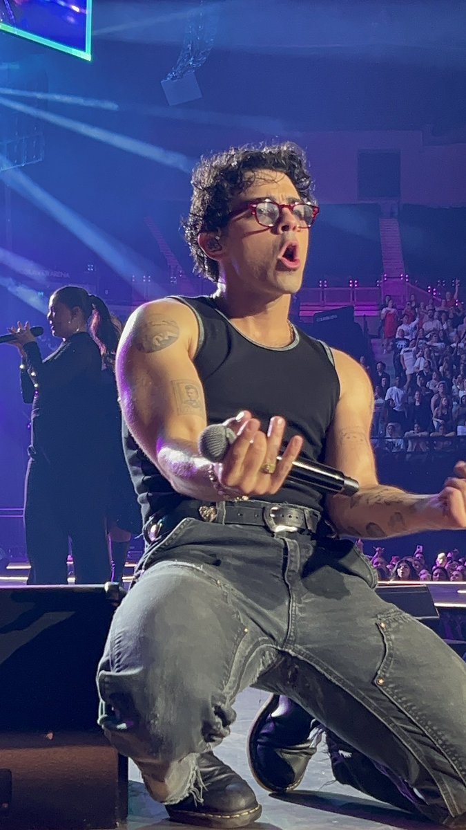 jadynwa's tweet photo. No one compares to Joe Jonas 🫠😮‍💨 https://t.co/2qqfqEnwfD