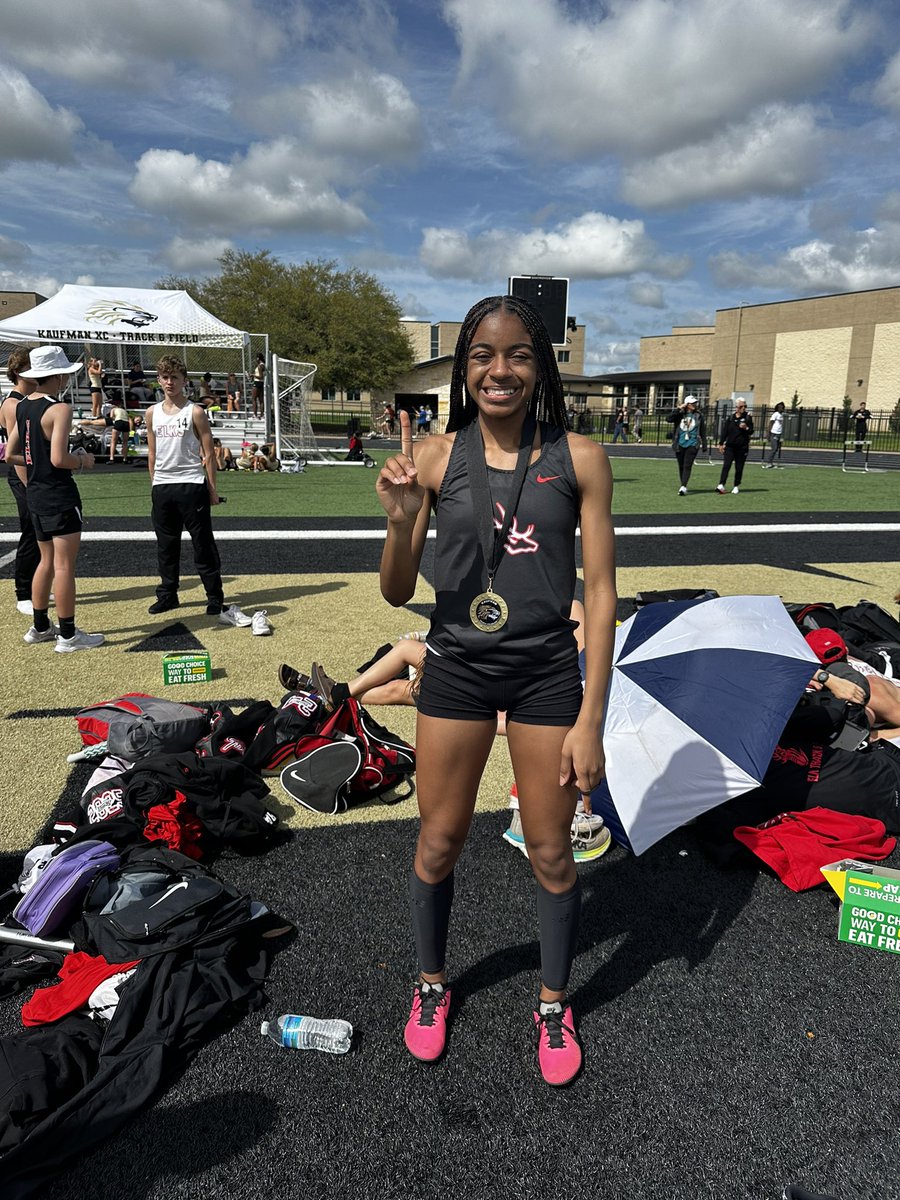 WhitneyEnis's tweet photo. @KathrynEvans_1 take 1st at the Kaufman Lion Relays. With a PR of 2:15.66. https://t.co/sXi1D075ef