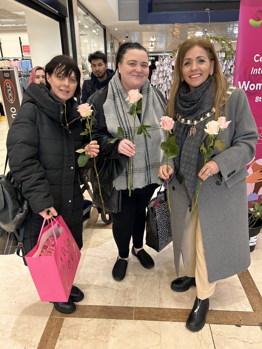 Thank you to @BexleyheathTown for arranging to give flowers to our wonderful women in Bexleyheath to celebrate international women’s day. #International_Womens_Day