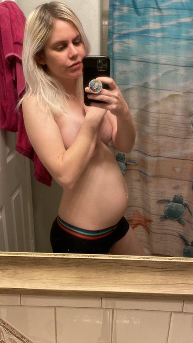 the difference in my bump from december to now ❤️ https://t.co/L29EaH5dTQ