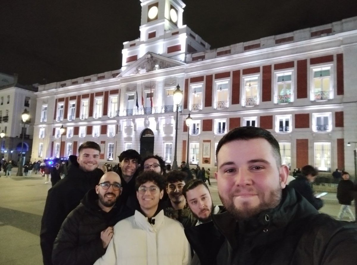 En medio del ajetreo de la #RootedCON, nuestro alumnado  encuentra tiempo para disfrutar de Madrid. ¡Porque aprender y vivir experiencias van de la mano! 💻🌇 #Ciberseguridad #Experiencias