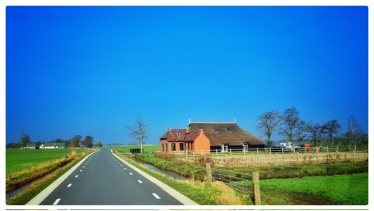 dagkoerier's tweet photo. #mijnweekin4fotos Een vroege levering in #Rotterdam Op tijd in #Luxemburg Het #Groningerland Zending ophalen bij het #Shellcafe aan de autoroute #E25   #Berghem #Luxemburg #beroepstoerist #weekend #alleenmetlogistiek https://t.co/aLhQ2TFcX2