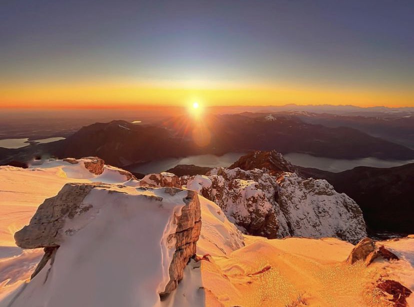 MassimoSertori_'s tweet photo. 🌅🏔️ Non ci si stanca mai di ammirare il #tramonto. Visto dalle nostre #montagne è ancora più bello.

# a tutti voi con questi magnifici scatti in cima alla #Grignetta, #regina delle montagne lecchesi. 

[📸 jean__79] https://t.co/cR3LwieTj4