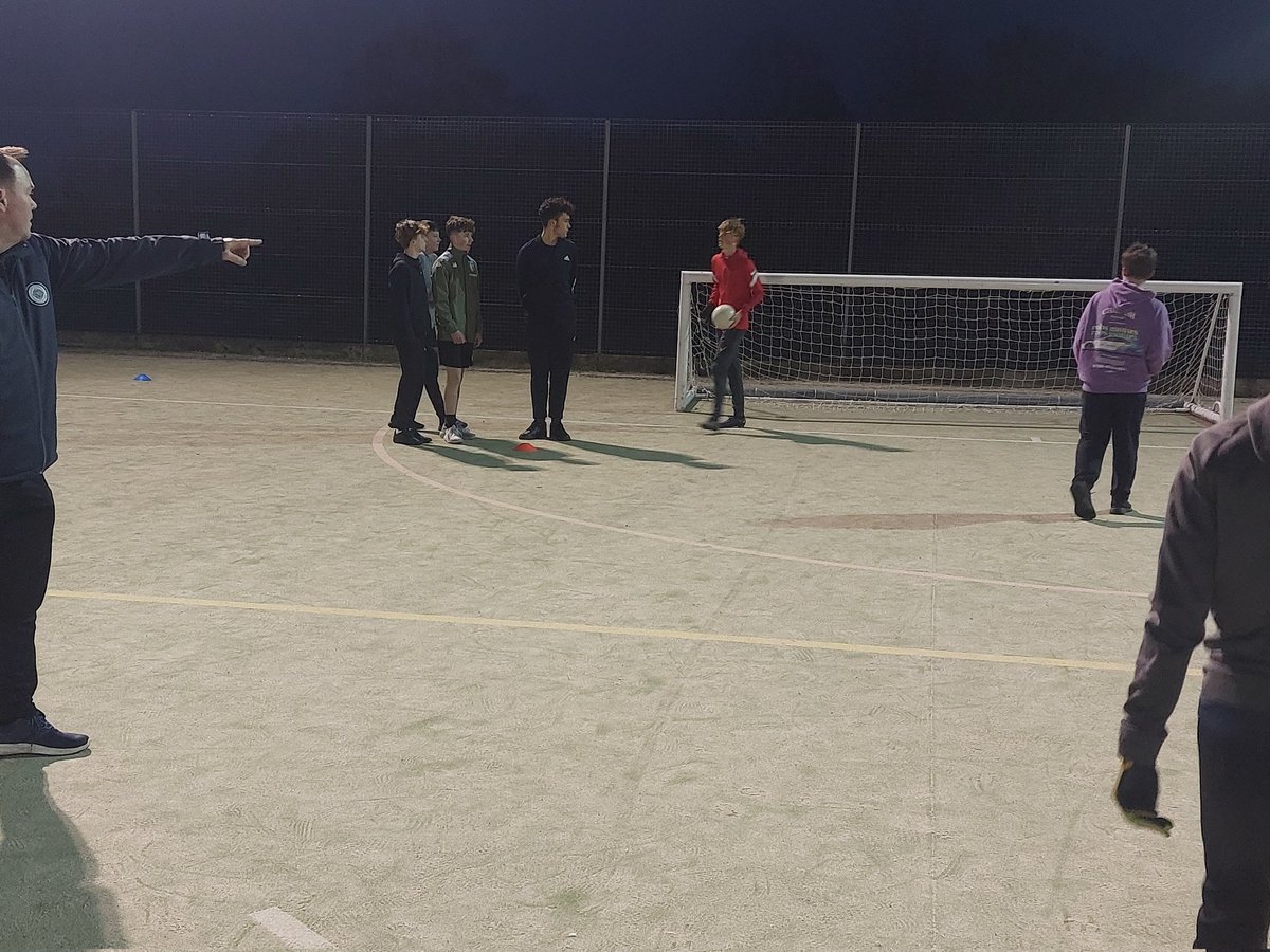 Brilliant to see students using the school to club pathway that has been established between @ABIlsley and @JMGACBrum 🏐 Gaelic Football under the lights on a Friday evening - well done to all the lads and a big thanks to the parents for their support 👌 @warwickshireclg