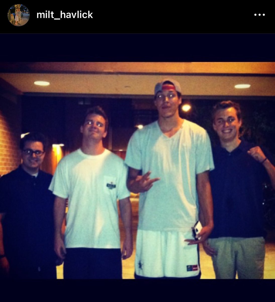 rocketmanh's tweet photo. I met @Double0AG in Tucson in the summer of 2019 and he was the coolest dude. So glad he’s finally getting his due in the NBA! https://t.co/c3xm5aTzS4