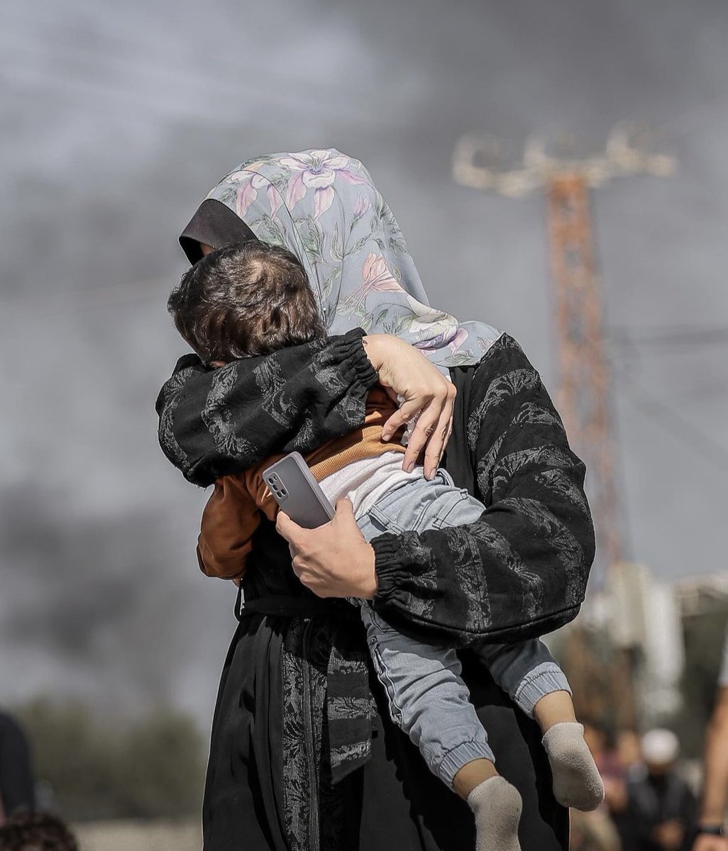 الثامن من آذار يحتفل العالم بيوم المرأة العالمي .
أكثر من تسعة آلاف امرأة قتلهن الاحتلال الاسرائيلي وعشرات من النساء والأطفال دفنوا تحت الانقاض جراء القصف الاسرائيلي.
تواجه النساء في غزة انتهاكات و جرائم يومية تتصاعد مع سياسات التجويع والابادة.
#يوم_المرأة_العالمي
#غزة #فلسطين