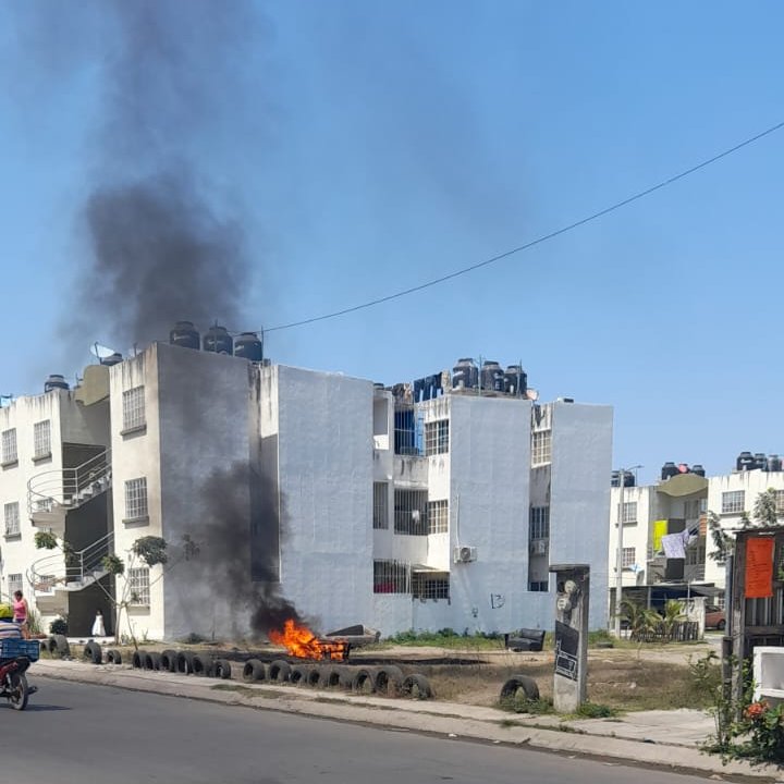 ChismitoJarocho's tweet photo. #ChismitoJarocho PODRÁS SALIR DEL RANCHO, PERO... 📸 1:27 pm Reportan la quema de mueble en Lomas de Río Medio 4 al norte de la ciudad. @AyuntamientoVer @PatyYunes #VeracruzCiudadYPuuerto #PaTiPalPuerto #VeracruzPuerto #Veracruz2024 #Jarochos @vialver #LaRopa #UsosYCostumbres https://t.co/XiXH01EDPx