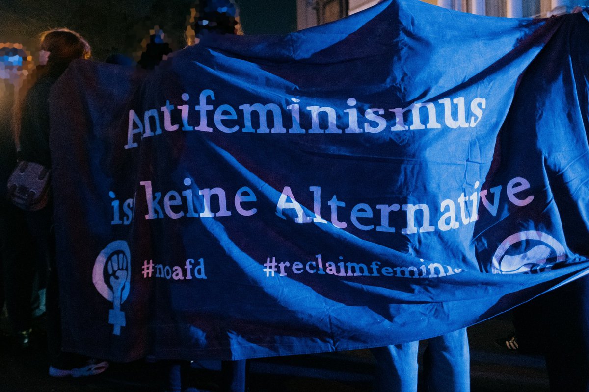 „Heraus zum 8. März“! - Anlässlich des feministischen Kampftags versammelten sich ca. 6-700 Menschen in #Bielefeld, um „gegen Patriarchat und Kapitalismus“ zu demonstrieren. Aufgerufen hatte wie in den letzten Jahren auch, dass „Bündnis feministischer Kampftag Bielefeld“. #bi0803