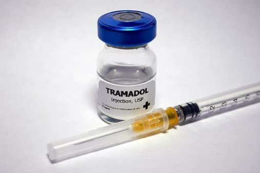 Nurse_220's tweet photo. ✴️ #معلومتين لازم تحفظوهم عن #الترامادول_Tramadol

-أولا : لايعطى لمرضى #الصرع 
⬅️ لأن من الممكن ان يزيد من خطورة حدوث نوبات الصرع عند هؤلاء المرضى

- ثانيا : لايعطى مع علاج #ondansetron المضاد للقيء ⬅️ لأن راح يزيد من نسبة حدوث متلازمة السيروتونين serotonin syndrome وعدم انتظام ضربات القلب، وكلاهما من الآثار النادرة ولكن من المحتمل أن تهدد الحياة لهذه الأدوية..
و هذا لوجود تداخل دوائي بينهما..❌

📍إذا كانت هناك حاجة لاستخدام مضاد للقيء مع Tramadol نستخدم إما 
➡️ #Metoclopramide 
➡️ #Domperidone

والأفضل طبعاً هو #Domperidone لأن هناك بعض المصادر تقول أن دمج #Metoclopramide مع #Tramadol ⬅️ قد يسبب أيضا نوبة صرع