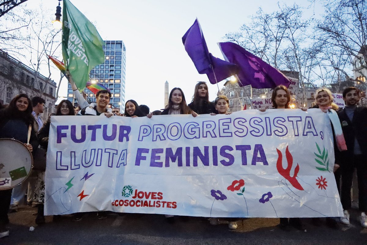 bcnencomu's tweet photo. On l’onada reaccionària ens separa i aïlla, el feminisme d’aliances teixeix formes de trobada i unió

Visca la lluita feminista! #8M
Visca la Barcelona feminista! 💜🔥 https://t.co/fMNauB7UoB