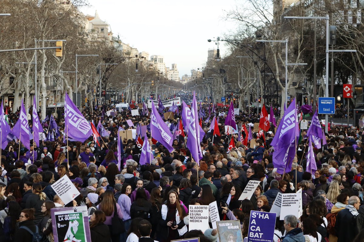bcnencomu's tweet photo. On l’onada reaccionària ens separa i aïlla, el feminisme d’aliances teixeix formes de trobada i unió

Visca la lluita feminista! #8M
Visca la Barcelona feminista! 💜🔥 https://t.co/fMNauB7UoB