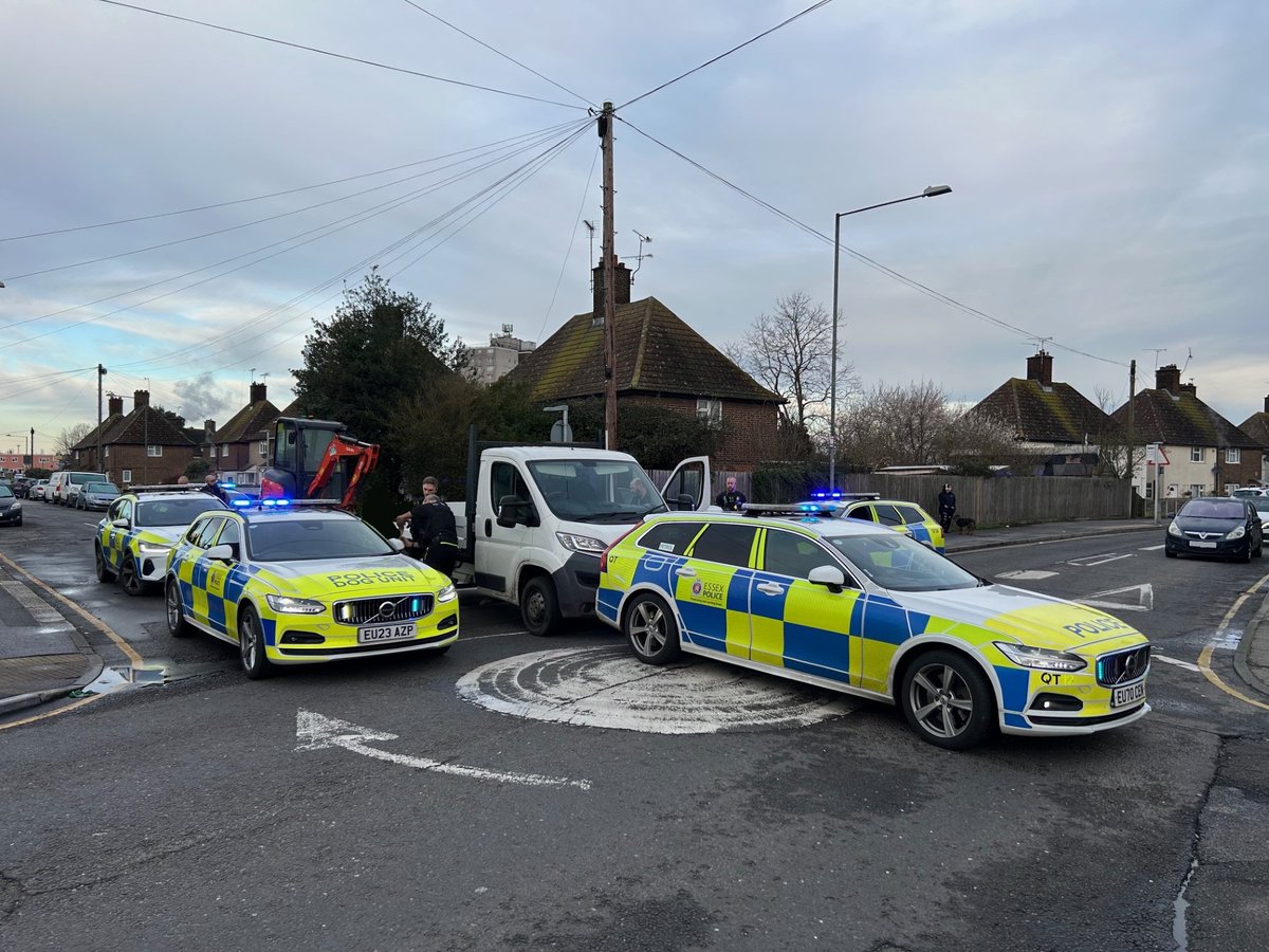 On Sunday officers from #StanwayRPU stopped this truck and trailer which had been involved in the theft of a mini digger from #Tendring district. Recovered within an hour of it being stolen. Supported by officers from #ChigwellRPU, @EPChelmsford and @EPDogs