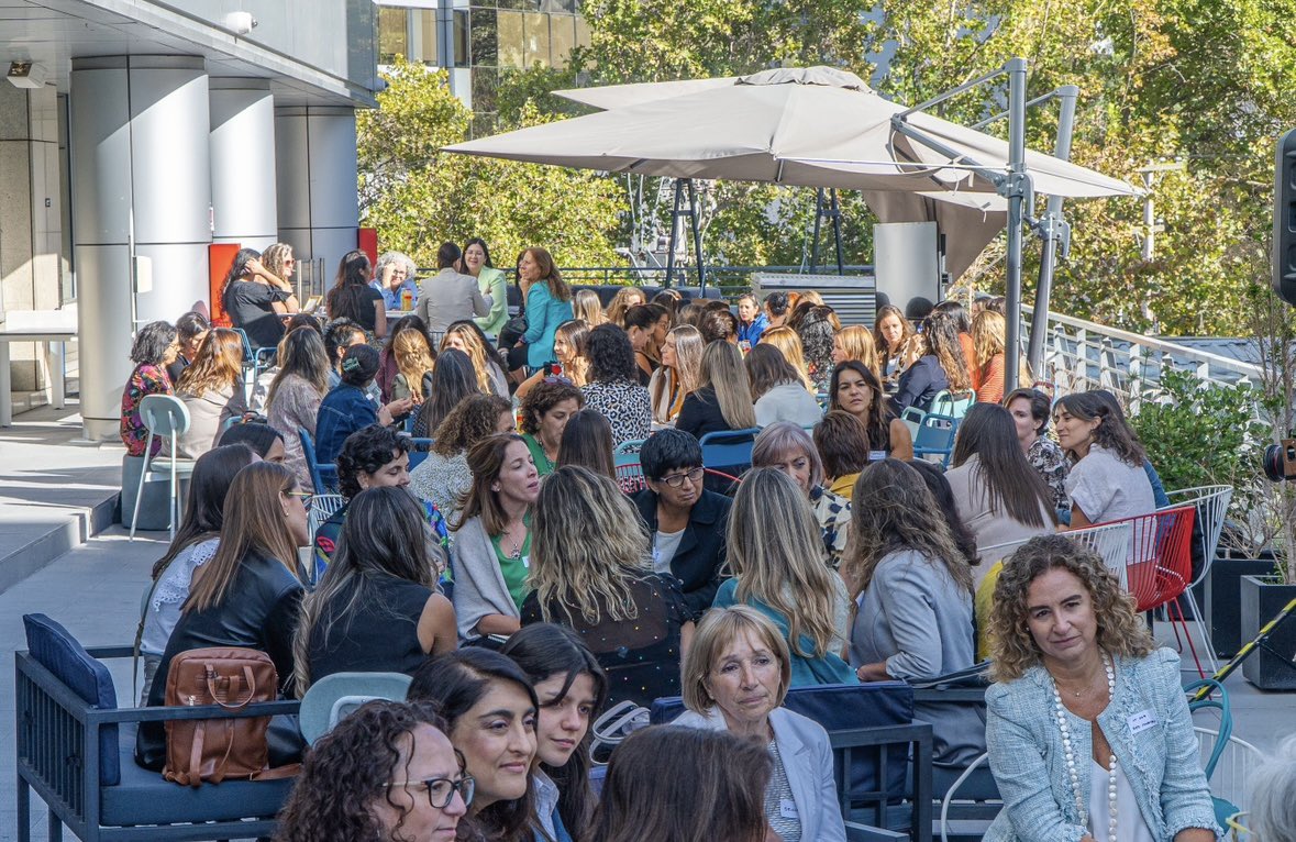 laventanacine's tweet photo. ¡Estamos contentísimas por el evento de esta mañana! Echa un vistazo de lo que fue este desayuno junto a más de 100 mujeres, incluyendo a las protagonistas de “10 Chilenas que están cambiando el mundo”. 

#10chilenas https://t.co/q9kJrIgCzV