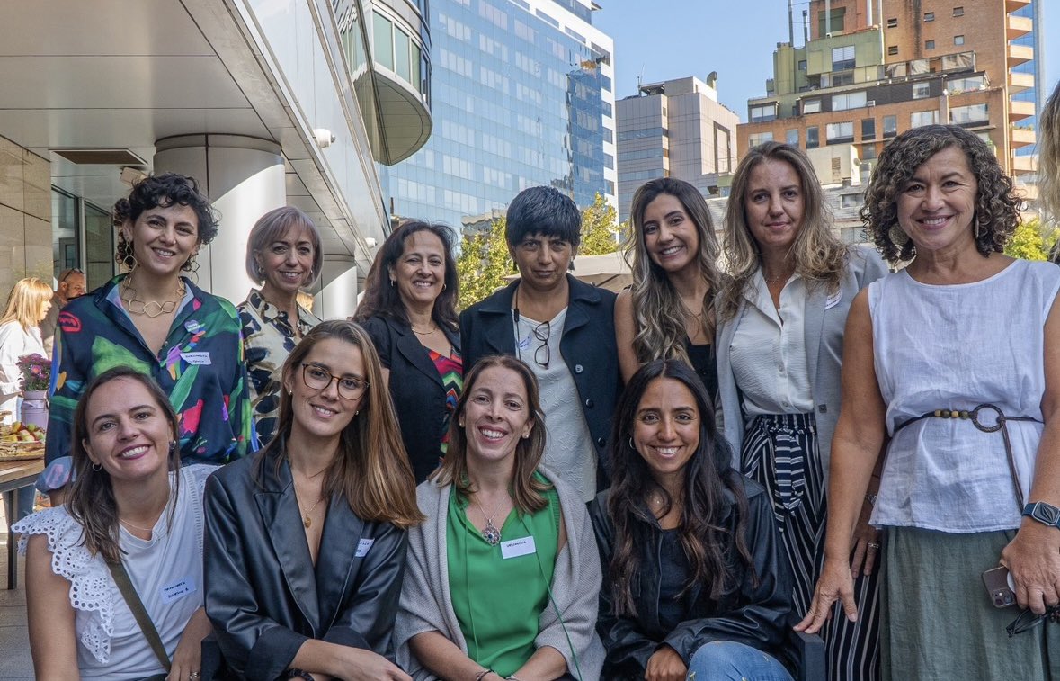 laventanacine's tweet photo. ¡Estamos contentísimas por el evento de esta mañana! Echa un vistazo de lo que fue este desayuno junto a más de 100 mujeres, incluyendo a las protagonistas de “10 Chilenas que están cambiando el mundo”. 

#10chilenas https://t.co/q9kJrIgCzV